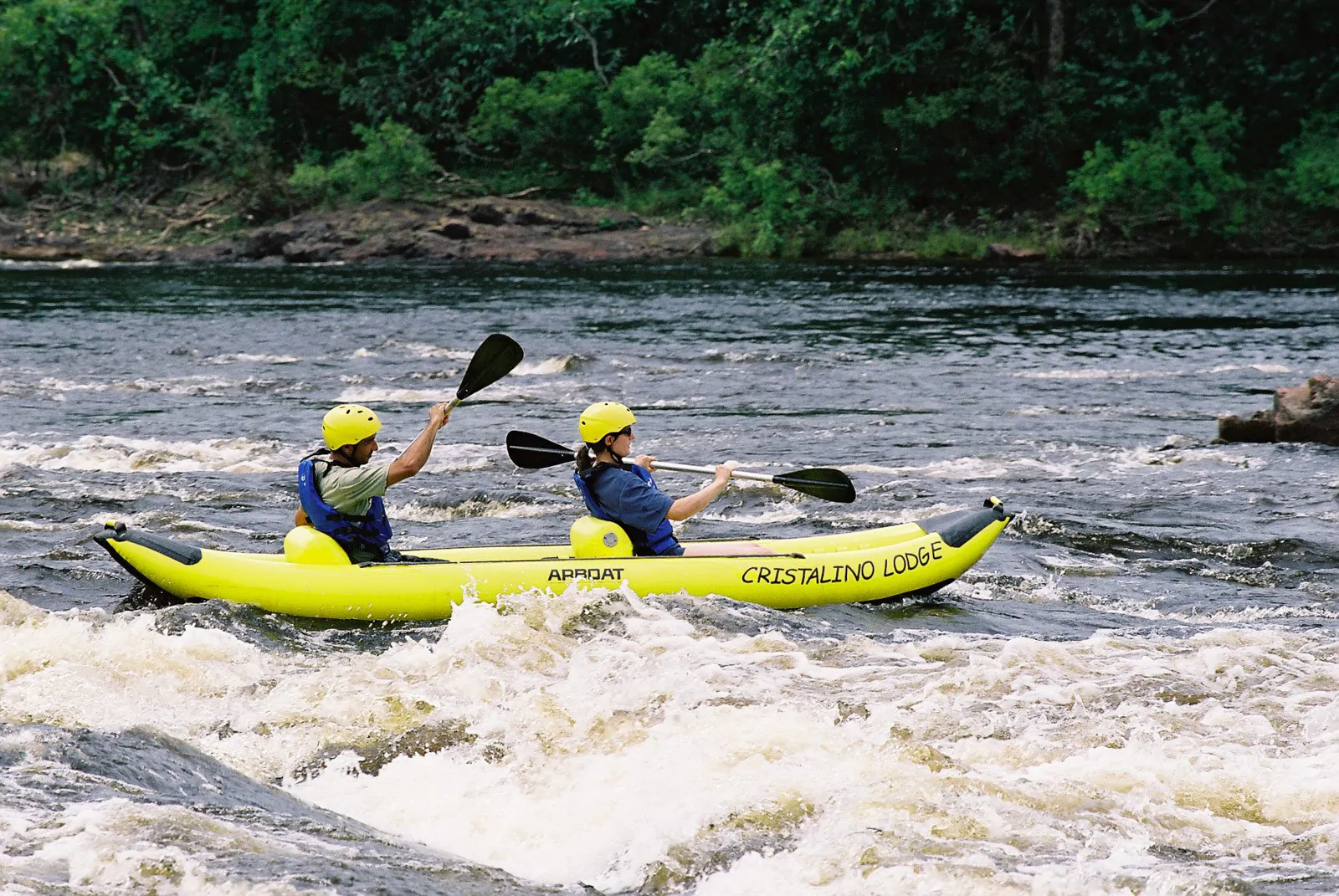 CL-Canoeing-at-rapids-Cecile-Dubois