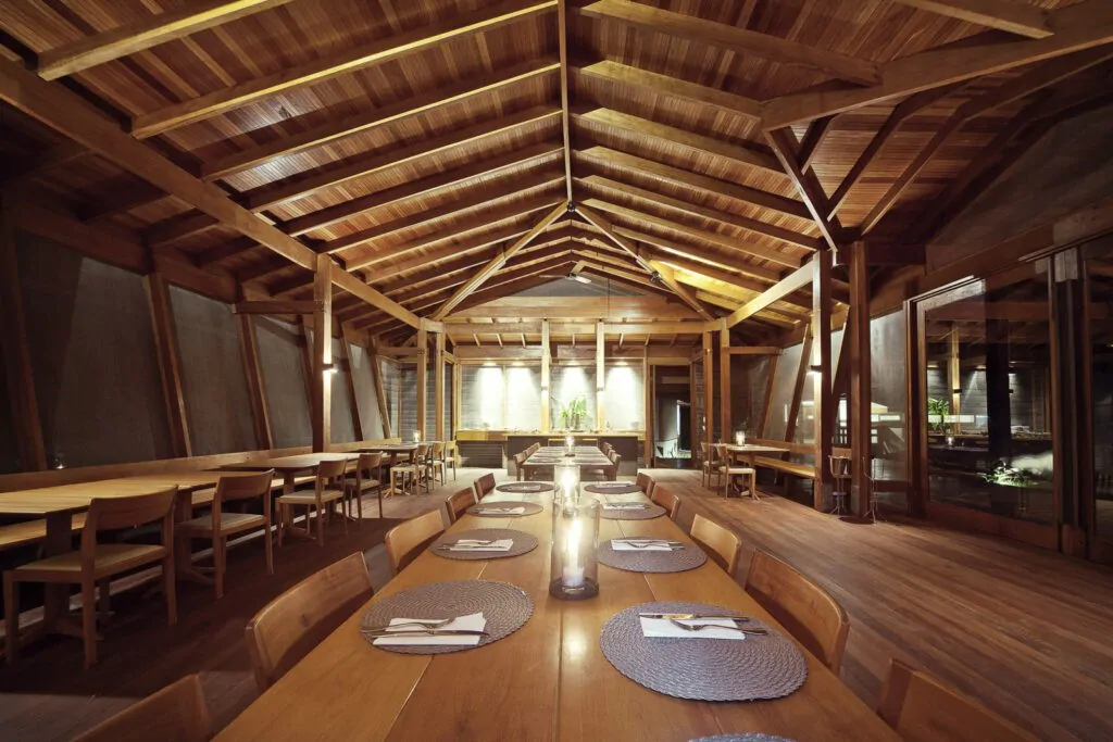 CL-Restaurant-with-candlelights-Samuel-Melim-c-1024x683