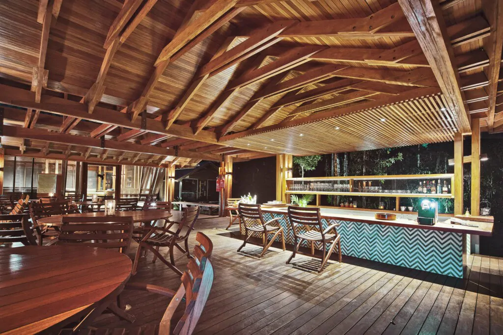 CL-bar-and-architecture-details-Samuel-Melim-c-1024x683