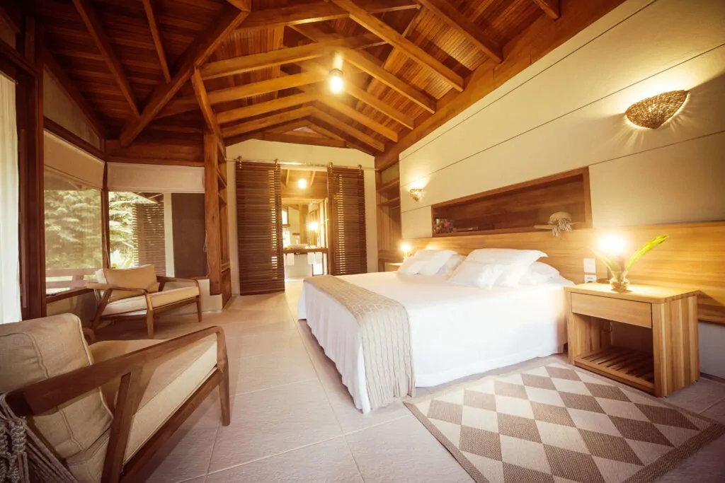 CL_Junior-Bungalow-Room-Overview-King-Bed_Samuel-Melim-1-1024x683