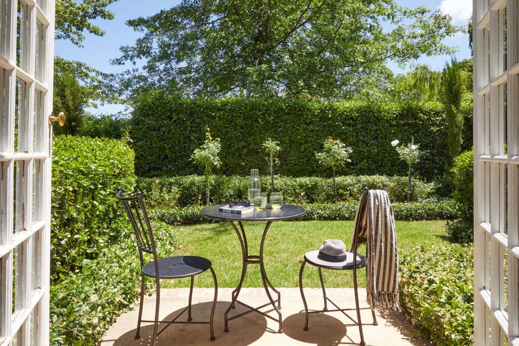 LA-CLE-LODGE-courtyard-room-private-patio-037-1024x683