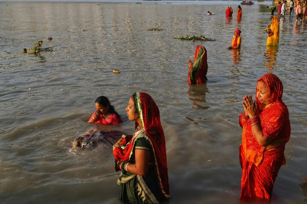 MULHERES-REZANDO-NO-RIO-1024x683
