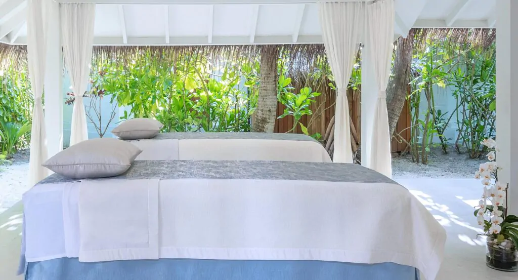 akih_guest_room_3bedroom_beach_pool_residence_spa_1920x1037px-1024x553