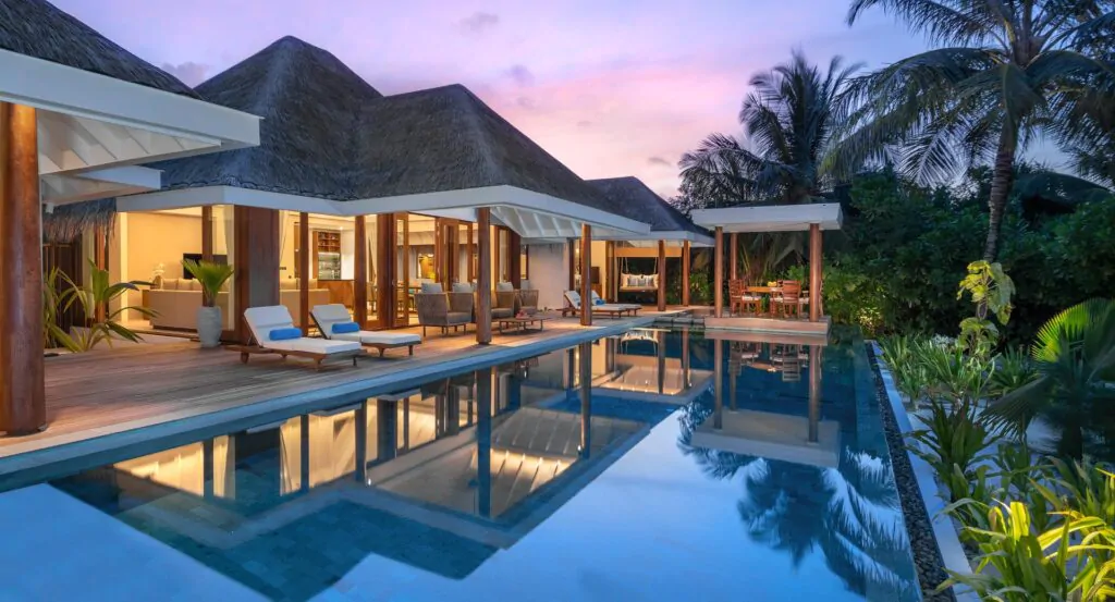 akih_pool_view_2bedroom_beach_pool_residence_at_dusk_1920x1037px-1024x553