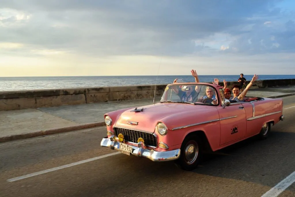 carro-antigo-diante-do-malecon-1024x683